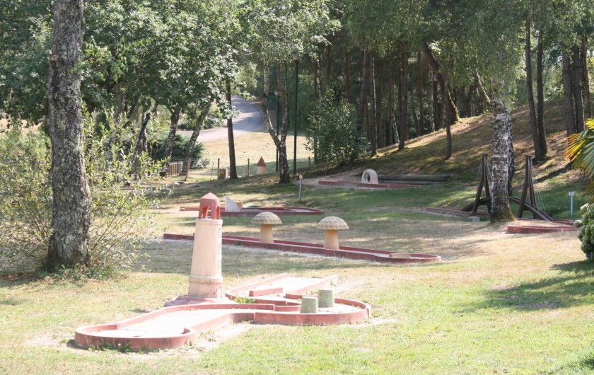 Location de vacances - Bungalow - Mobilhome à Beynat - Mini-golf du camping, pour des moments de rigolades en famille ou entre amis.