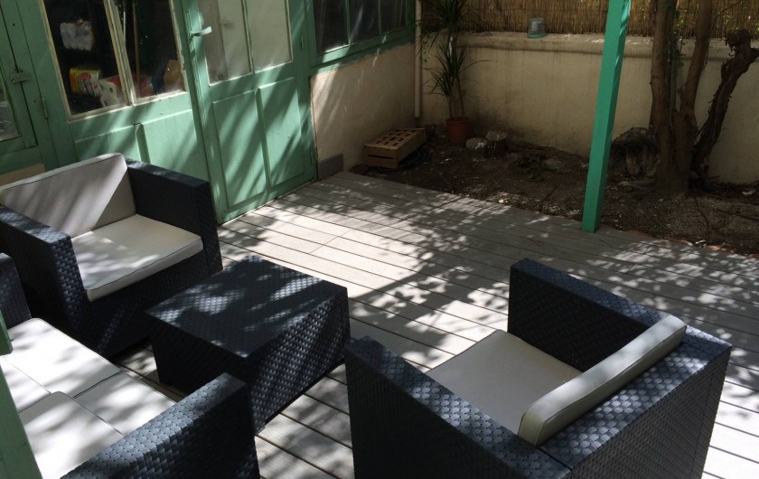 Location de vacances - Appartement à Marseille - Cour extérieure privative aménagée : terrasse en bois, salon