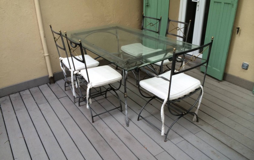 Location de vacances - Appartement à Marseille - Cour extérieure privative aménagée : terrasse en bois, table
