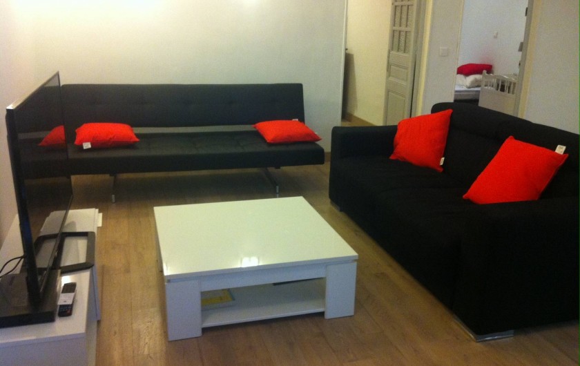 Location de vacances - Appartement à Marseille - Salon avec un canapé lit et un clic clac, table basse et TV 104 cm (box, wifi)