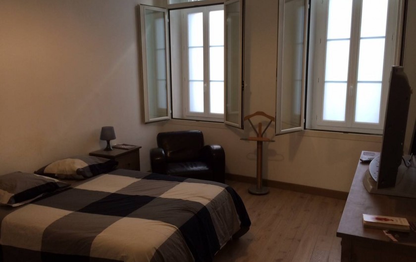 Location de vacances - Appartement à Marseille - Chambre 1 de 18m 2 : 1 lit 2 places en 140 cm, 1 lit bébé, 1 commode, 1 placard