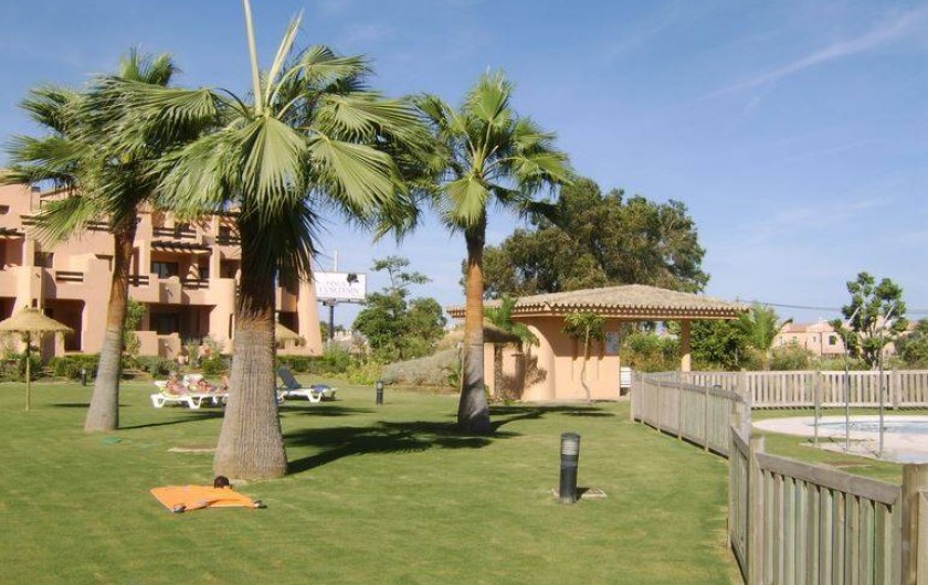 Location de vacances - Appartement à Marina de Casares - Une vue du jardin.