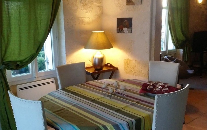 Location de vacances - Gîte à Bourg sur Gironde - vue de la salle à manger