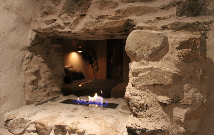 Location de vacances - Chalet à Saint-Gervais-les-Bains - Feu numero 1 dans la chambre en pierre et chaux