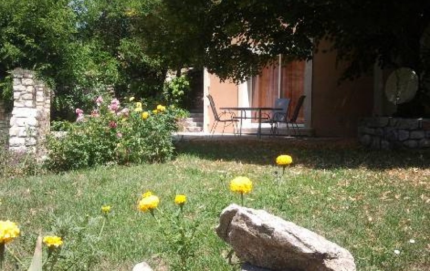 Location de vacances - Villa à Thueyts - façade sud terrasse salon de jardin /jardin