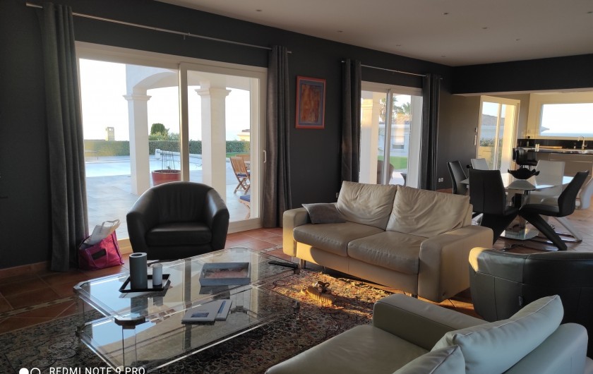 Location de vacances - Villa à Les Issambres - Grand living avec fenêtres sur 3 côtés. Super lumineux.