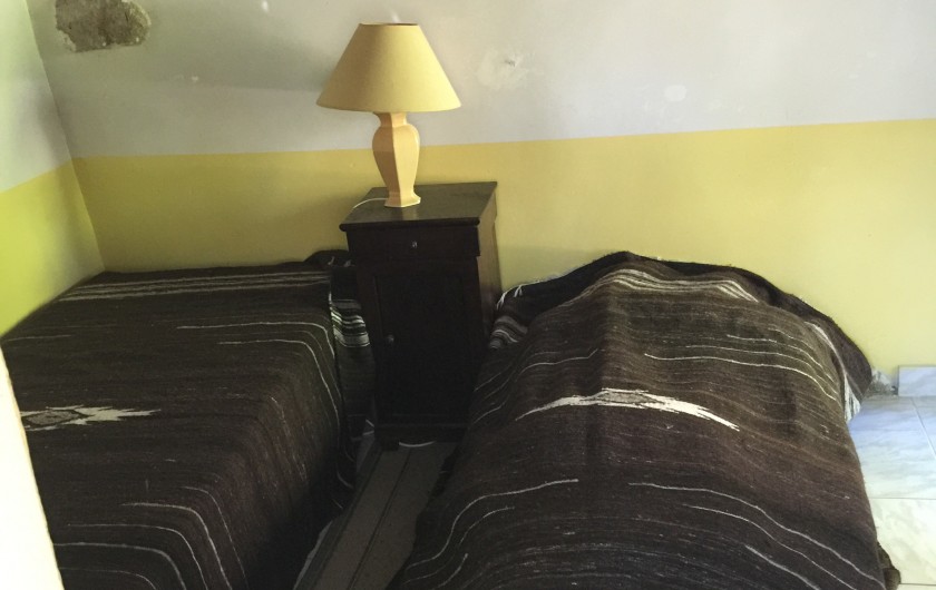 Location de vacances - Mas à Frayssinhes - petite chambre bas donnant sur terrasse cuisine