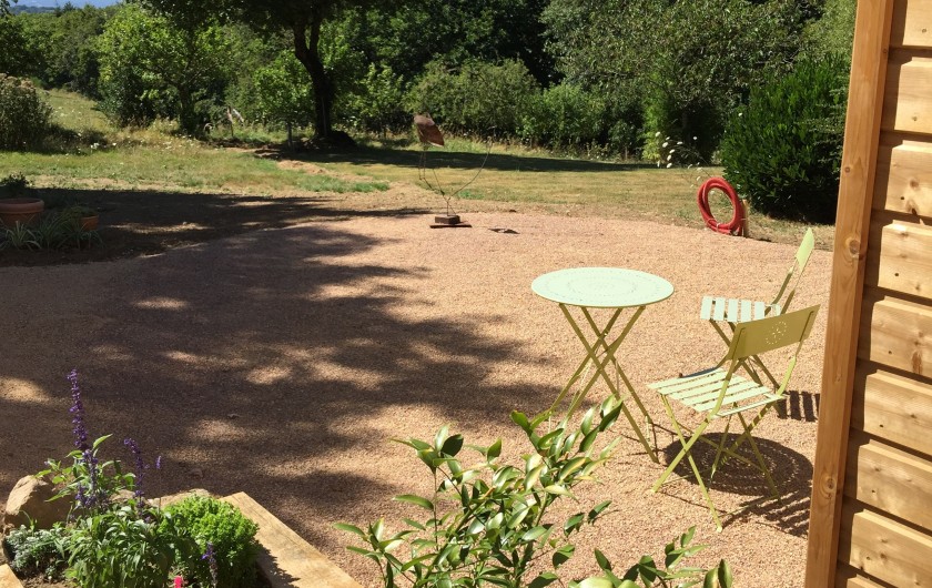 Location de vacances - Mas à Frayssinhes - terrain de boule  et ping  pong devant chambre du bas