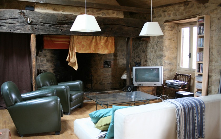 Location de vacances - Mas à Frayssinhes - cheminée chambre salon du haut