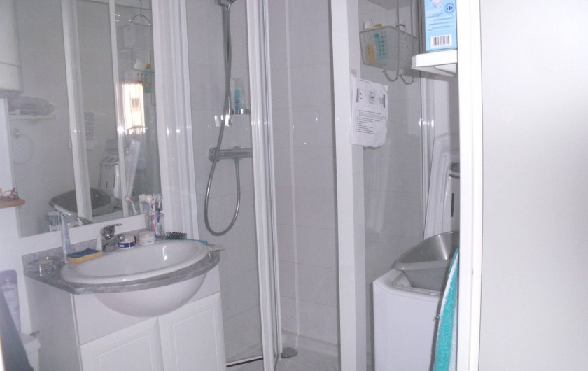 Location de vacances - Appartement à Bormes-les-Mimosas - salle d'eau avec lave linge