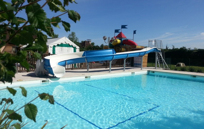 Location de vacances - Camping à Girac - piscine chauffée avec petit toboggan aquatique