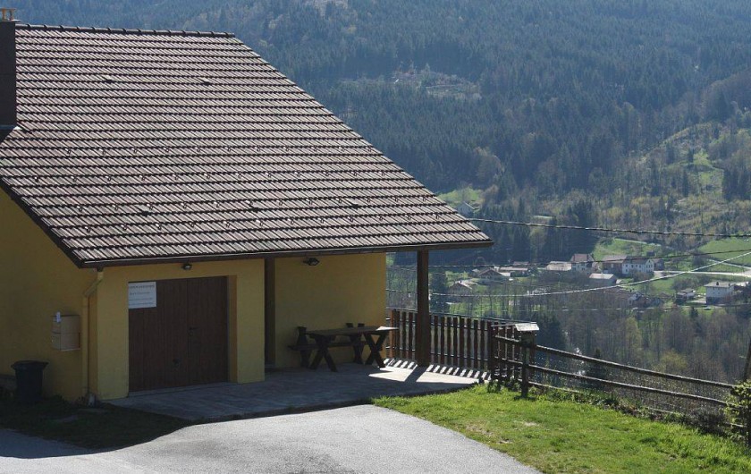 Location de vacances - Gîte à Cleurie - La maison jaune avec  terrasse et la vue sur la vallée de Gérardmer - Remiremont