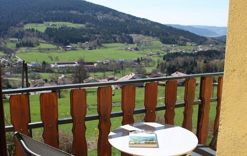 Location de vacances - Gîte à Cleurie - Vue panoramique du balcon sur les villages et toute la vallée de Gérardmer.