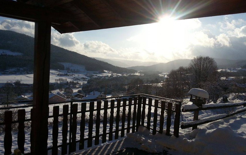 Location de vacances - Gîte à Cleurie - Vue en hiver depuis la terrasse abrité, exposé plein sud.