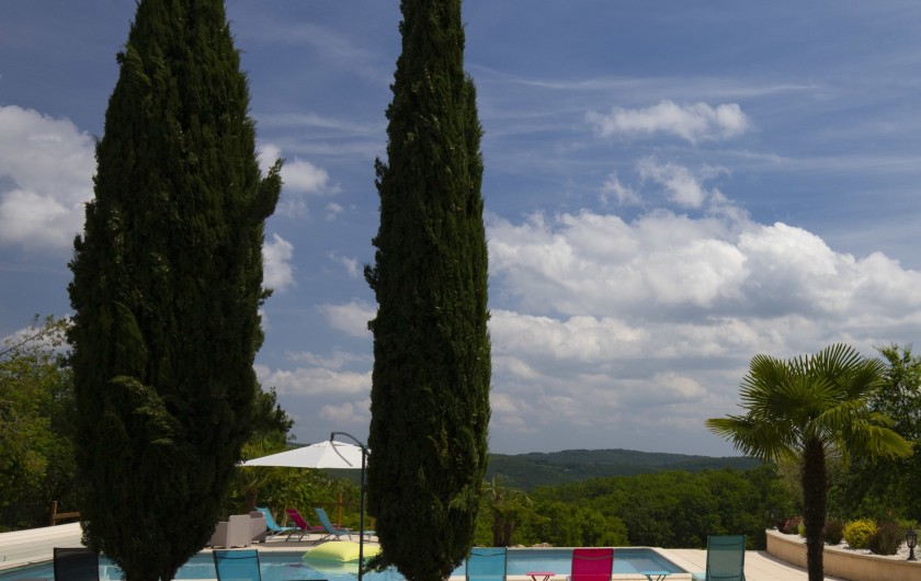 Location de vacances - Chambre d'hôtes à Simeyrols - Piscine avec vue sur la vallée