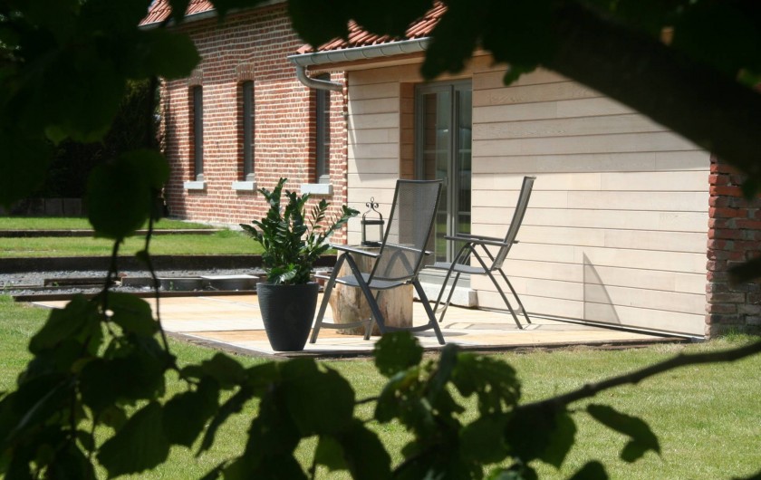 Location de vacances - Gîte à Wodecq - Terrasse en bois (24 m²) avec  mobilier de jardin. Orientée plein sud.