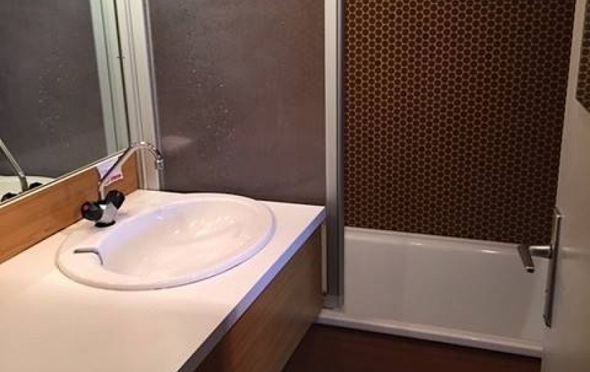 Location de vacances - Appartement à Taninges - Salle de bain avec baignoire