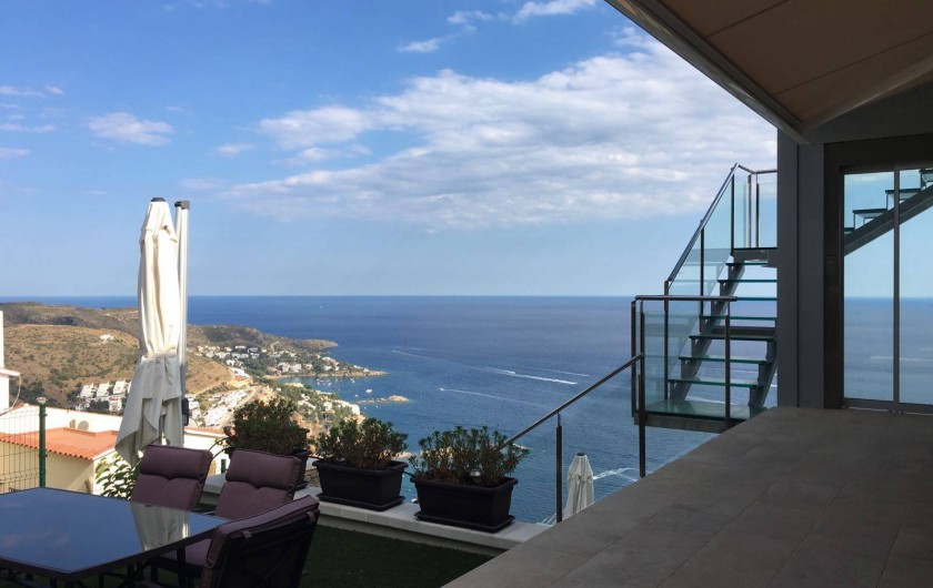 Location de vacances - Villa à Roses - escalier contemporain et ascenceur qui mène a la terrasse supérieure