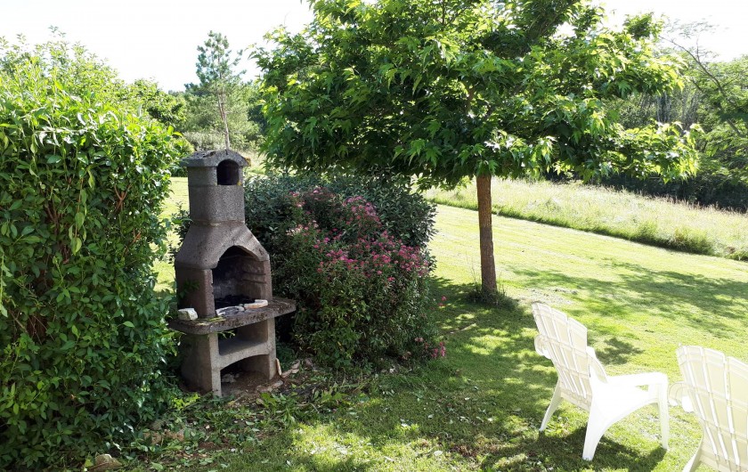 Location de vacances - Gîte à Salviac - Barbecue proche de la terrasse de la maison