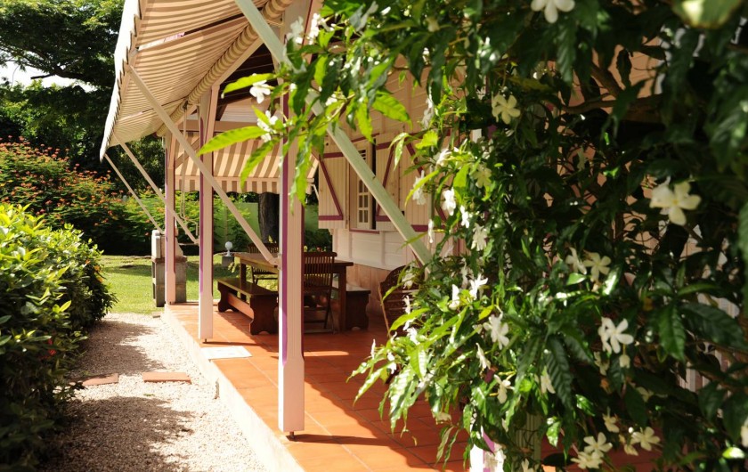 Location de vacances - Bungalow - Mobilhome à Le François - les bungalows sont situés dans un environnement fleuri et arboré.