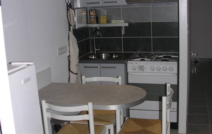 Location de vacances - Chalet à Vergèze - cuisine+réfrigérateur,espace repas,évier, cuisson+ micro-onde au dessus