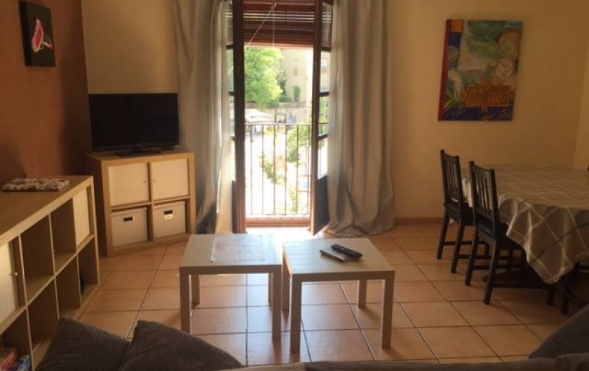 Location de vacances - Appartement à Besalú - Salle à manger avec une table avec sis chaises, le canapé et la TV.