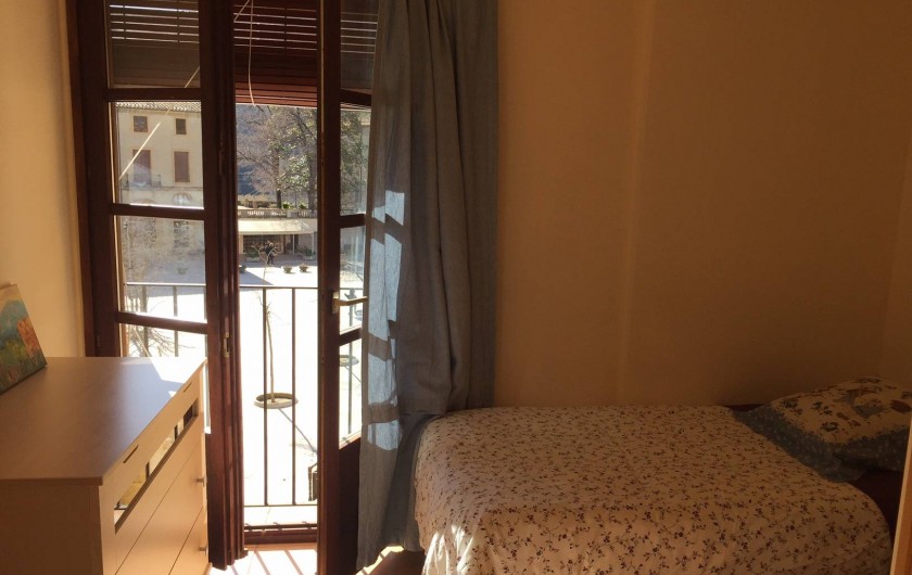 Location de vacances - Appartement à Besalú - Chambre pour deux personnes, deux lits simples. Vie a la place de Sant Pere.