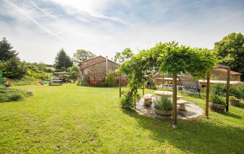 Location de vacances - Chambre d'hôtes à Vernet-la-Varenne - tonnelle et barbecue