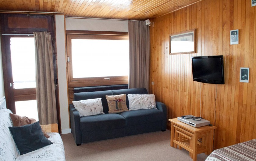 Location de vacances - Appartement à Le Lavachet - Living avec un canapé lit 2 personnes et accès piste par la terrasse
