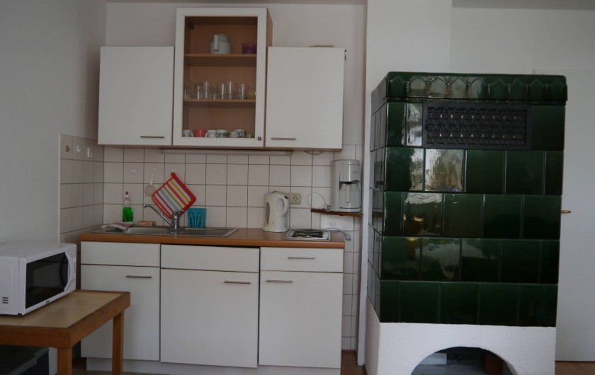Location de vacances - Appartement à Dresde - Coin cuisine et chauffage de faîence (chauffage central)