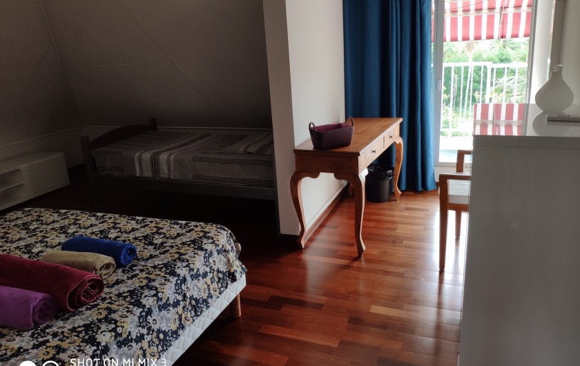 Location de vacances - Appartement à Saint-Paul - La chambre 2 avec 1 lit de 160, un petit lit de 90 et une terrasse privée