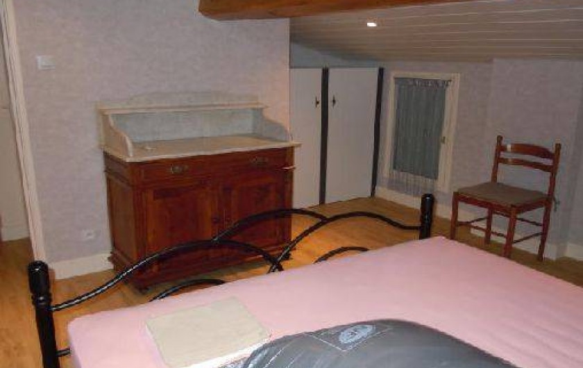 Location de vacances - Gîte à Châteldon - Chambre 2 - meuble de ragement - penderie