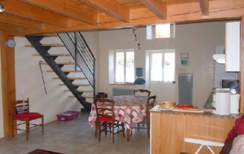 Location de vacances - Gîte à Châteldon - Vue cuisine avec escalier      accès à la mezzanine
