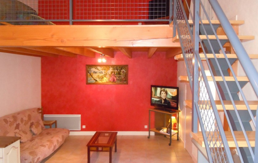 Location de vacances - Gîte à Châteldon - Vue sursalon avec escalier          accès à la mezzanine