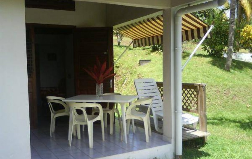 Location de vacances - Studio à La Trinité - Mobilier et terrasse ouverte - (donnant sur cuisinette)