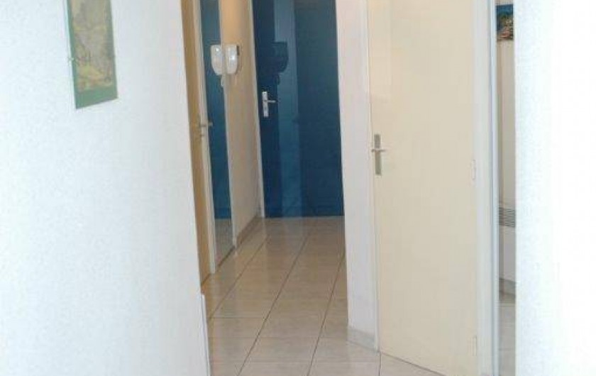Location de vacances - Appartement à Canet-en-Roussillon - couloir d'entrée