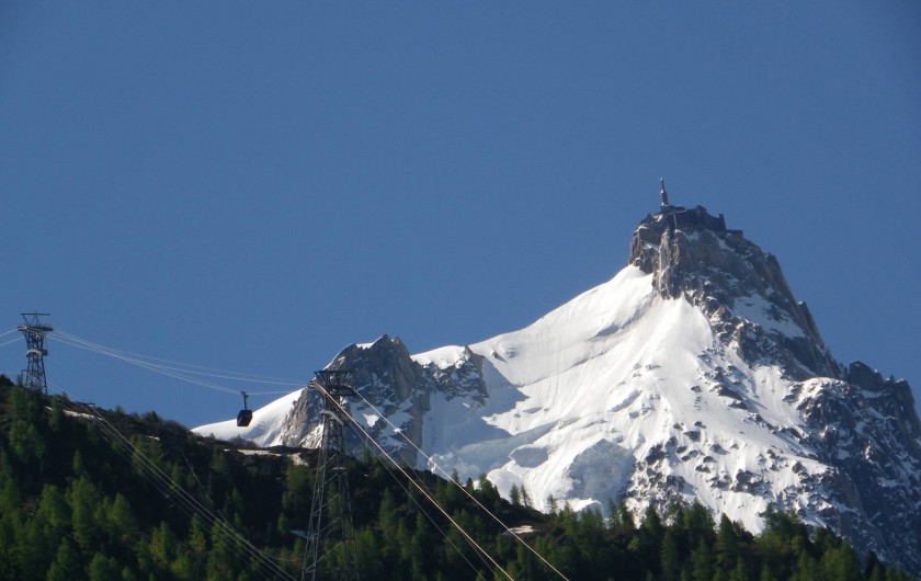 Location de vacances - Appartement à Chamonix-Mont-Blanc - Aiguille du midi vue du balcon avec zoom