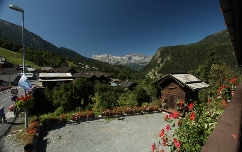 Location de vacances - Chalet à Les Houches - depuis le balcon vue sur la cour et la campagne