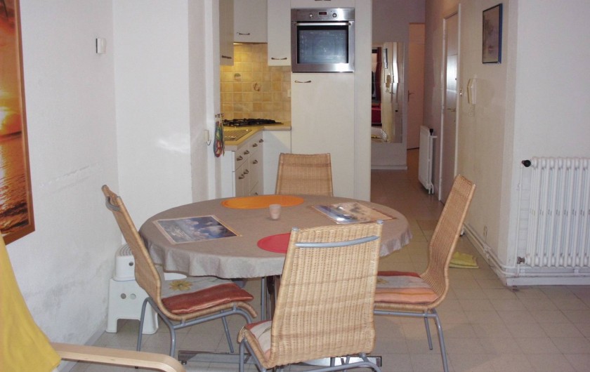 Location de vacances - Appartement à Koksijde - salon vue sur la cuisine,  couloir d'accès vers le WC, la salle de bain .....