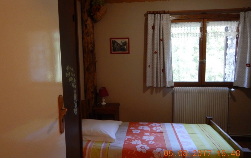 Location de vacances - Gîte à Saint-Agnan-en-Vercors - chambre fleurs un  lit simple et un lit superposé, avec salle de bain et wc