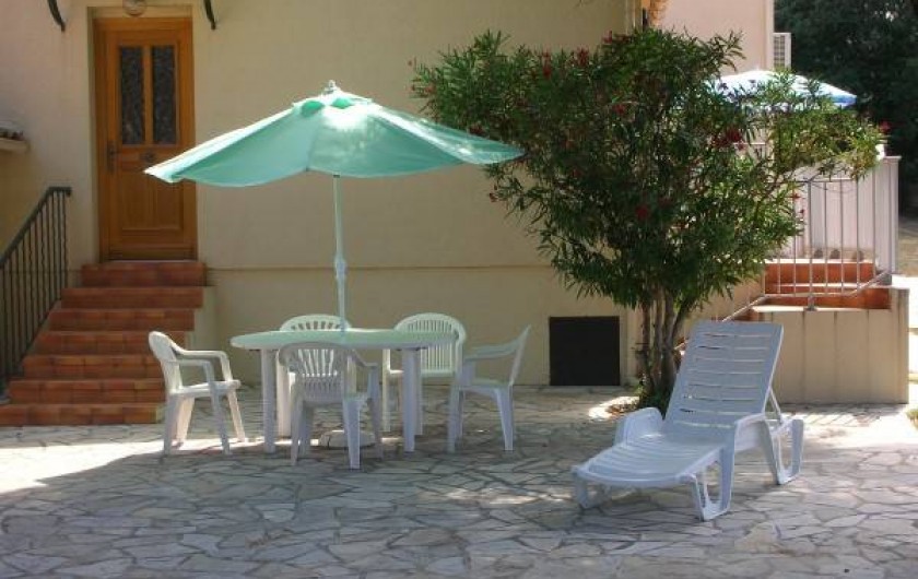 Location de vacances - Villa à Calvi - Terrasse sous pin