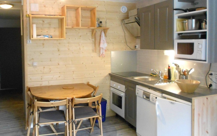 Location de vacances - Studio à Val-d'Isère - coin cuisine, réfrigérateur, four, four micro-ondes, lave- vaisselle