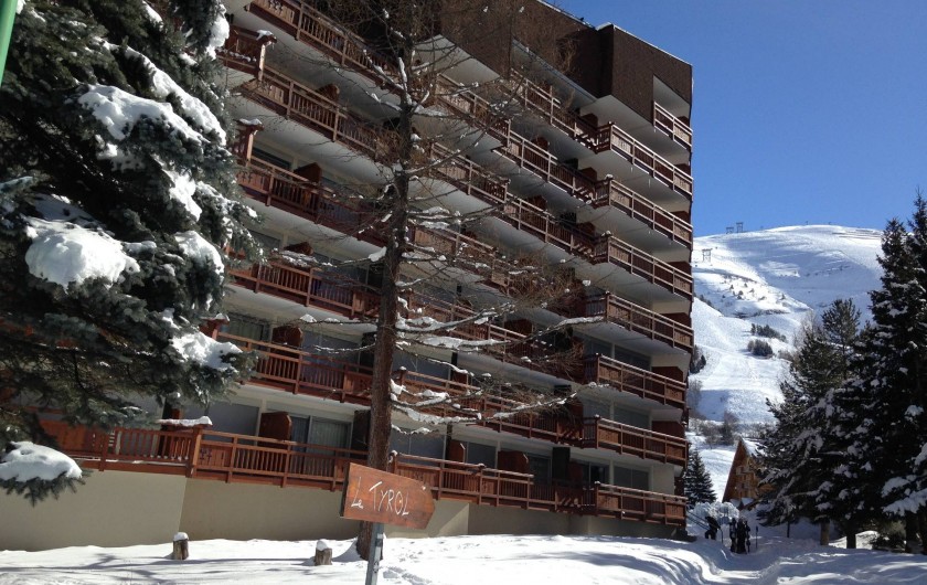 Location de vacances - Appartement à Les Deux Alpes - Le Tyrol avec en arrière plan le front de neige côté Jandry Express