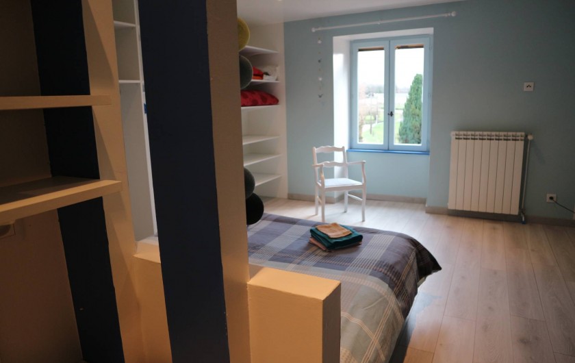 Location de vacances - Appartement à Barretaine - Chambre parentale bleue lit king size