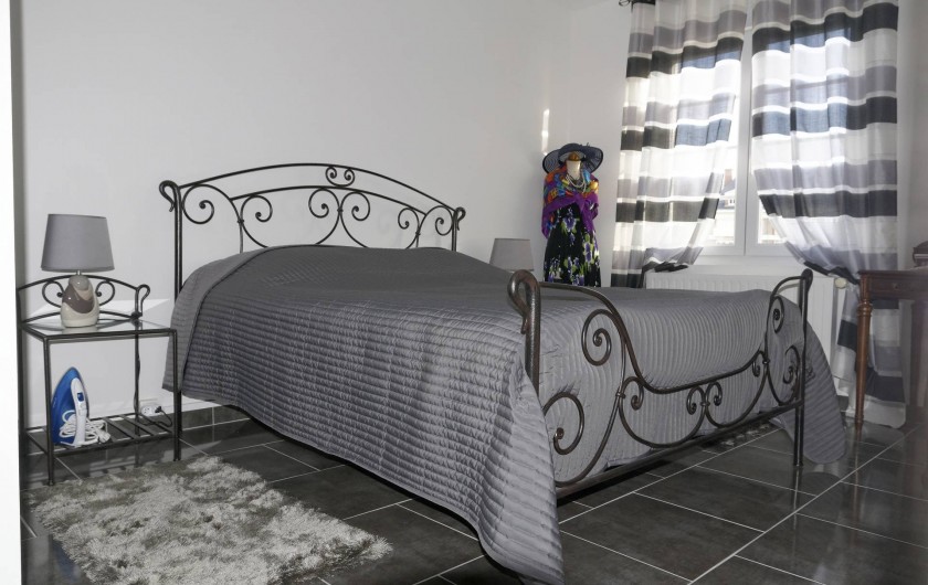 Location de vacances - Appartement à Saint-Valery-en-Caux - Chambre à coucher N°1 avec lit double (160X200) et placards. Vue sur le chenal