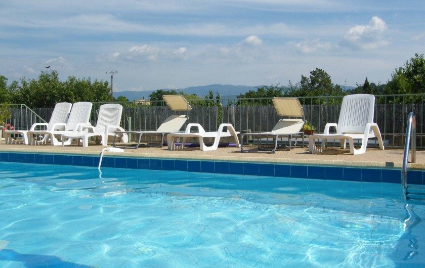 Location de vacances - Gîte à Gargas - Grande piscine avec vue magnifique vers les monts Vaucluse