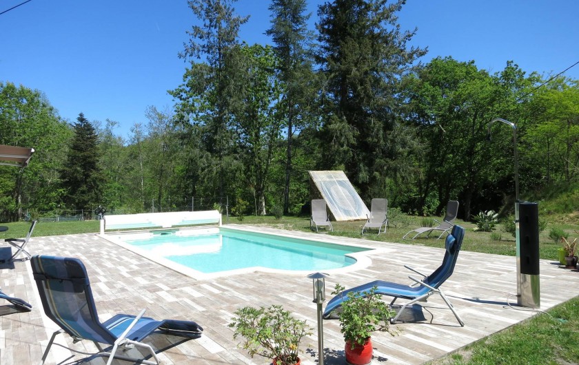 Location de vacances - Gîte à Magescq - la piscine équipée de sa douche et de son chauffe eau solaire