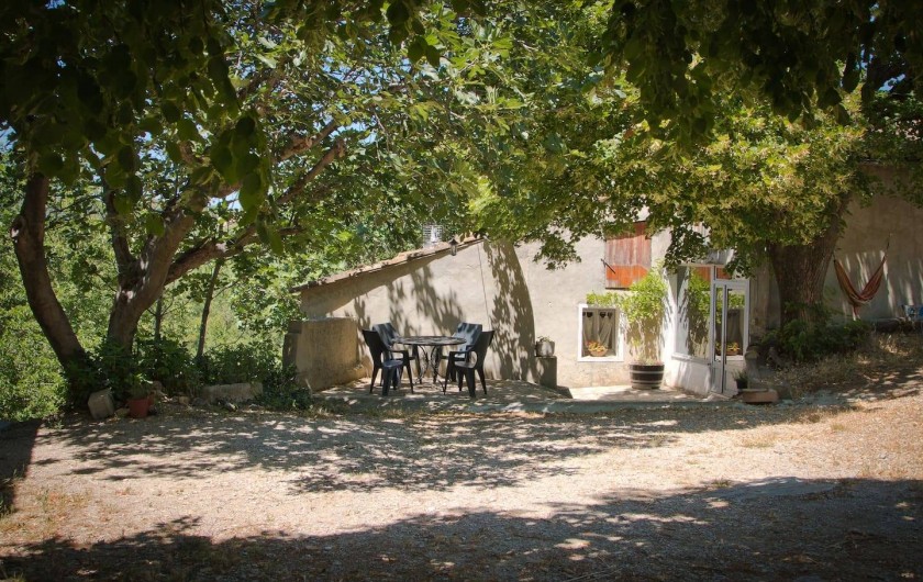 Location de vacances - Gîte à Mollans-sur-Ouvèze - Terrasse ombragée sous les tilleuls