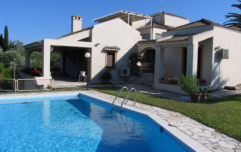 Location de vacances - Villa à Corfu - Palmtree Villa as seen from the pool.