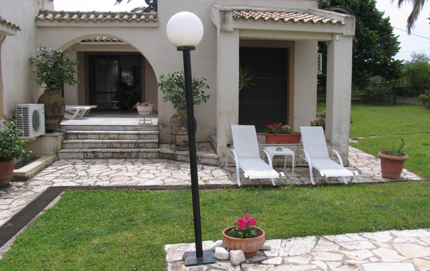 Location de vacances - Villa à Corfu - Sunbed lounging by the pool.